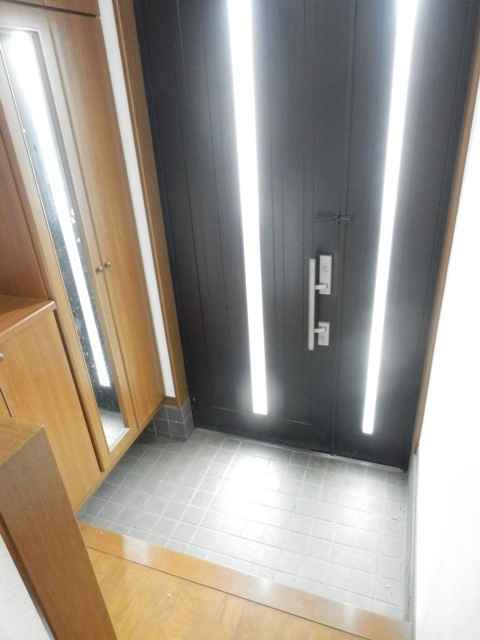 上門邸の玄関
