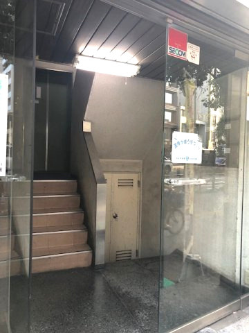 山本ビルのエントランス