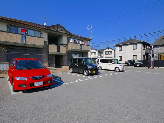 ガーデンパークC棟の駐車場|駐車スペースもあります