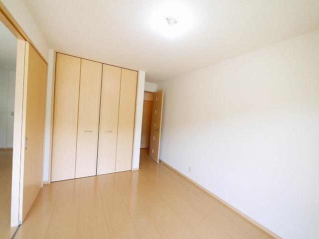 ガーデンパークC棟の洋室|落ち着いた色調の洋室です