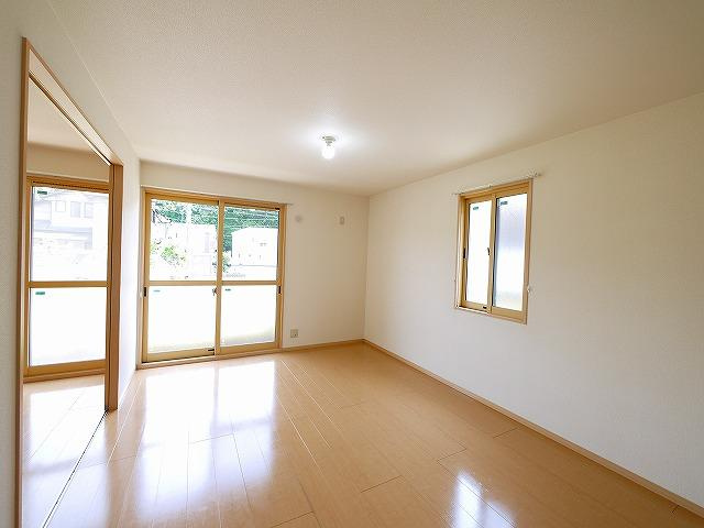 ガーデンパークC棟の居間・リビング|ゆったりとした居間です