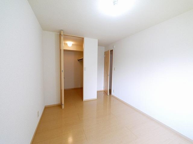 ガーデンパークC棟の洋室|落ち着いた色調の洋室です