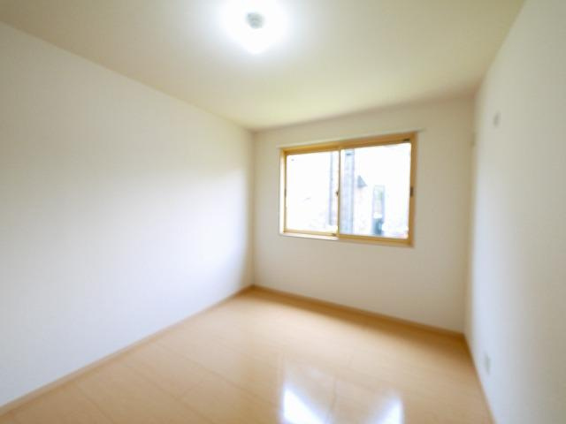 ガーデンパークC棟の寝室|開放的な寝室です