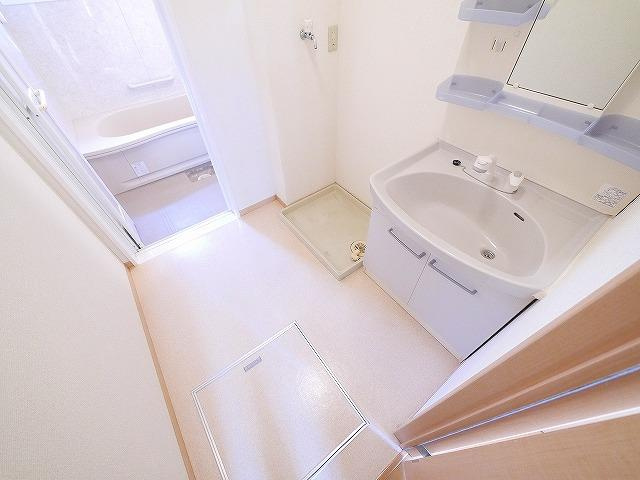 ガーデンパークC棟の洗面所|明るい洗面所です