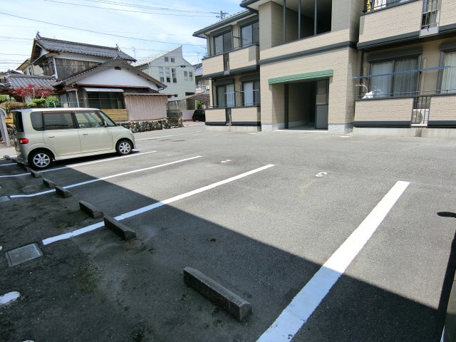 サンライズ・パレスA棟の駐車場