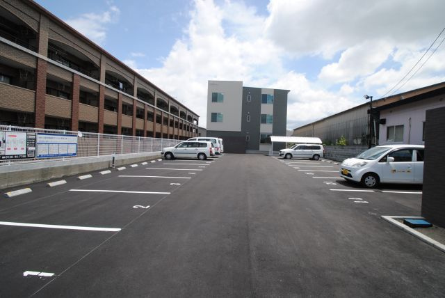 エクセラン朝妻の駐車場