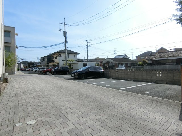 ベルアネスB棟の駐車場