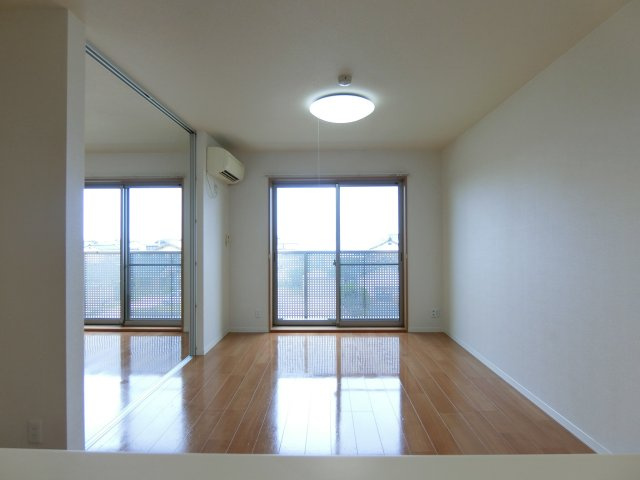 ベルアネスB棟の居間・リビング|308号室の写真