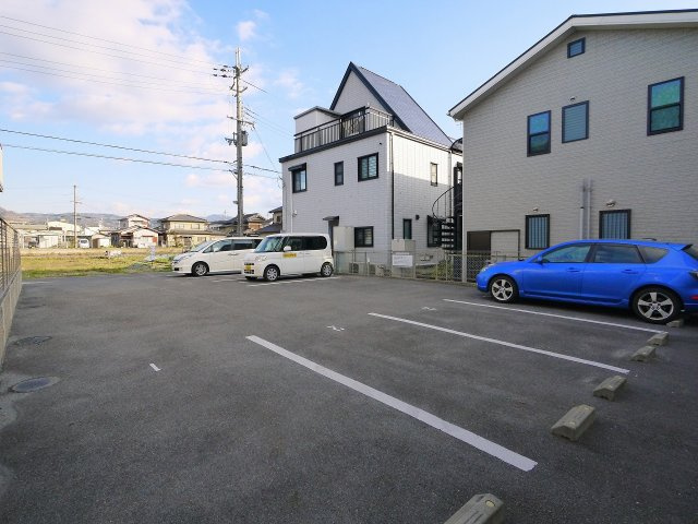 ヴィクトワール（神殿町）の駐車場|駐車スペースもあります