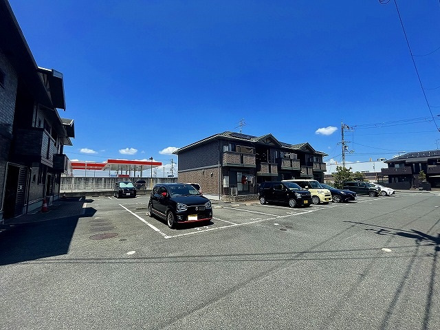 ヴェルジェ　Ⅱ棟の駐車場|駐車場があるので、車を買う予定の方も安心です
