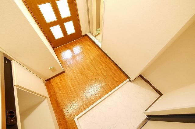 シャトー・ドゥ・クリヨンの玄関|毎日通る玄関はこちらです