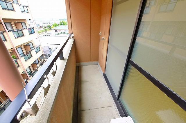 シャトー・ドゥ・クリヨンのバルコニー|暖かな日差しのふりそそぐバルコニー