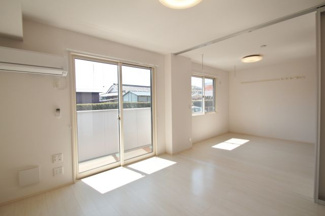 【居間・リビング】 | ミルクロス | こちらのリビングで趣味の時間をお楽しみください