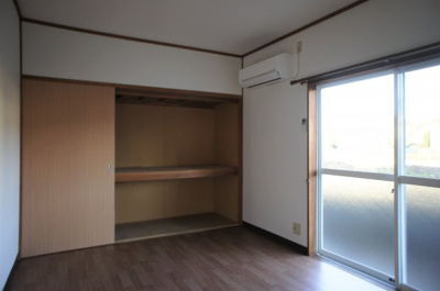 【洋室】 | コーポ石井Ⅱ | 壁面全面収納♪