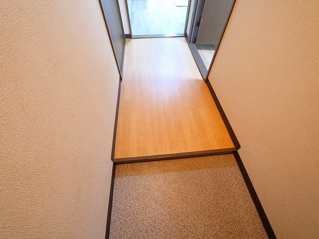 メゾン富雄の玄関