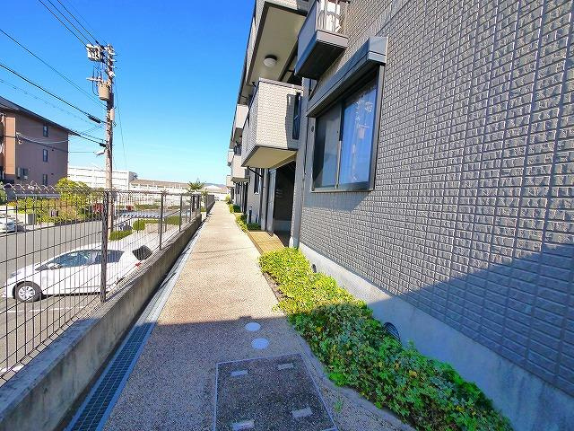 ベローチェ梅美台のエントランス|落ち着いたエントランスです