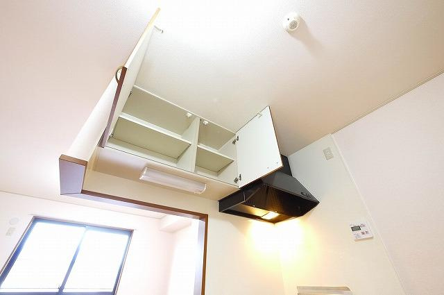 ベローチェ梅美台のキッチン|キッチン上部の棚です