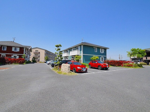 リビングタウン学研都市F～J　Ｇ棟の駐車場|車をお持ちの方に嬉しい駐車場付きの物件です