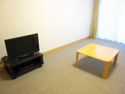【設備】 | グランドAファースト | 液晶テレビやローテーブル付き
