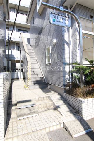 プルミエ参番館のエントランス