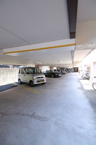 プルミエ参番館の駐車場