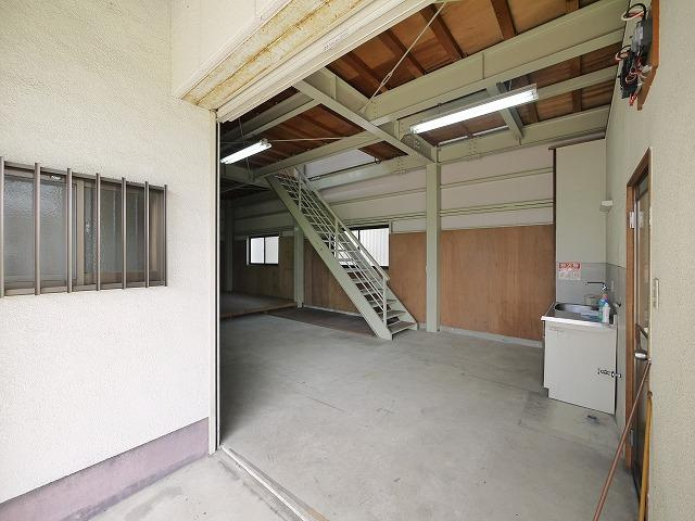 神殿町事務所倉庫のエントランス