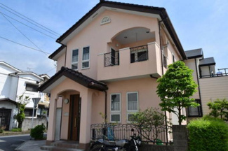 【外観】 | 落ち着いたピンクベージュの外壁とブラウンの瓦屋根の洋風外観