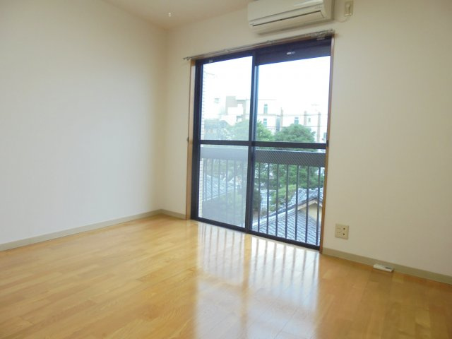 山崎ビルの洋室