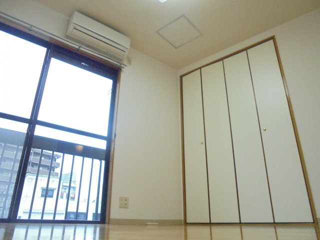 山崎ビルの洋室