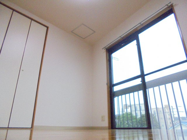 山崎ビルの洋室