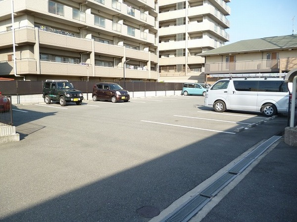 バーディーコート　B棟の駐車場