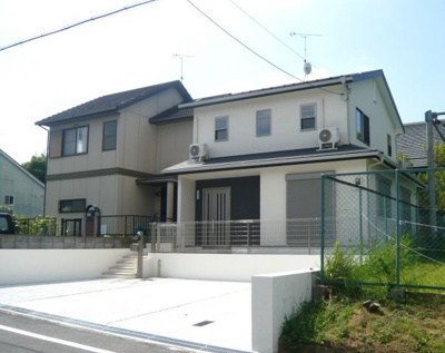【外観：施工例】 | 伏見区羽束師鴨川町　新築戸建 | 同施工例：イメージ写真（実際とは異なります）【間口が12.7ｍもあり、3台も駐車出来ますので運転が苦手な奥様でも安心！】