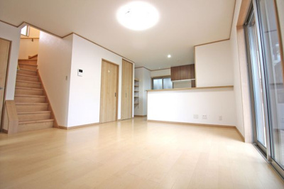 【外観：施工例】 | 伏見区羽束師鴨川町　新築戸建 | 同施工例：イメージ写真（実際とは異なります）【広々とした18帖のリビングには、収納やCLが完備されています。居室にも全てCLがありお部屋が広々と使えます】