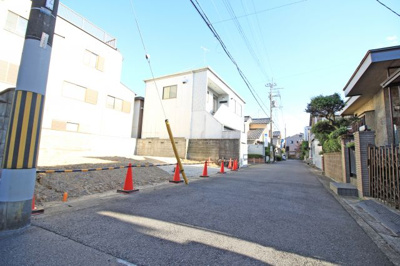【前面道路含む現地写真】 | 伏見区羽束師鴨川町　新築戸建 | 【2017年8月13日撮影】前道　一方　西側（私道）　幅員（5.3）ｍ　接道（12.7）ｍ