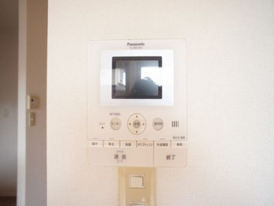 【セキュリティ】 | RosaＡ（ローザ） | 訪問者の確認ができるTVドアホン付きです♪