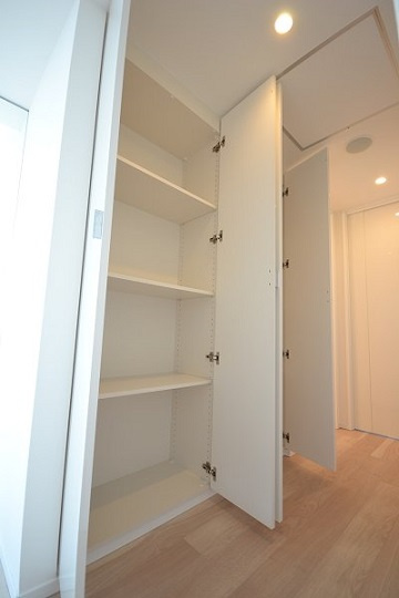 港区六本木３丁目の賃貸マンションの玄関