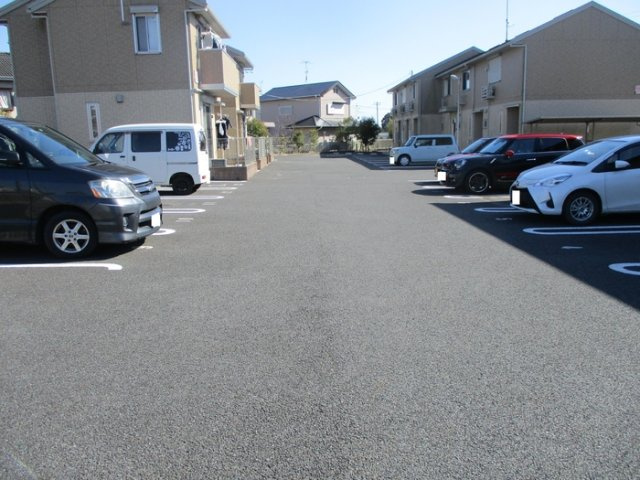 コンフォートブルックＡ棟の駐車場