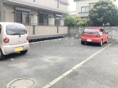 【駐車場】 | メゾンボナール | 駐車場があるので、車を買う予定の方も安心です