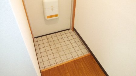 第２梨本マンションの玄関|下駄箱付きです