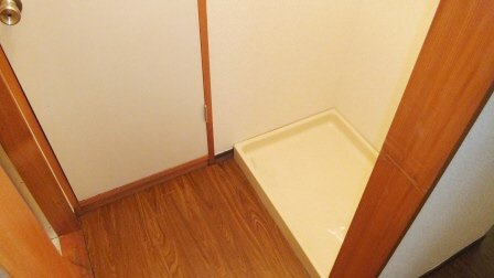 第２梨本マンションの洗面所|室内洗濯機置場あります