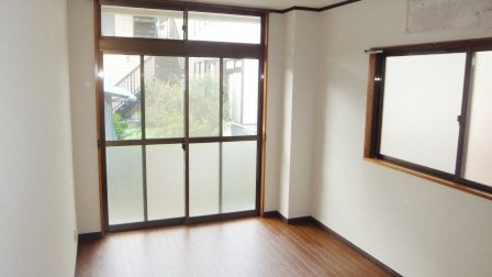 第２梨本マンションの居間・リビング|明るい居室です