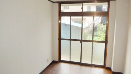 第２梨本マンションの居間・リビング|窓が大きくて便利です