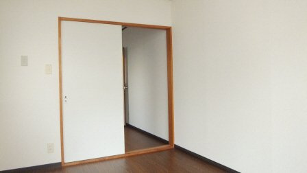 第２梨本マンションの居間・リビング|駅までも徒歩圏内です