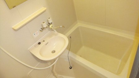 第２梨本マンションの浴室|洗面台付きのお風呂です