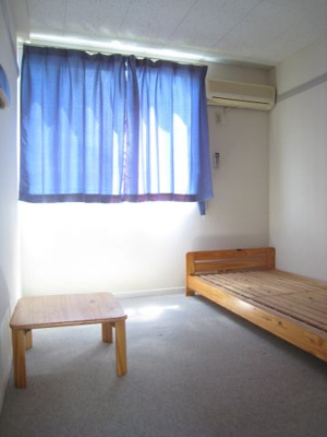 【寝室】 | やませ | 腰窓ではなく掃き出し窓です（バルコニー有り）