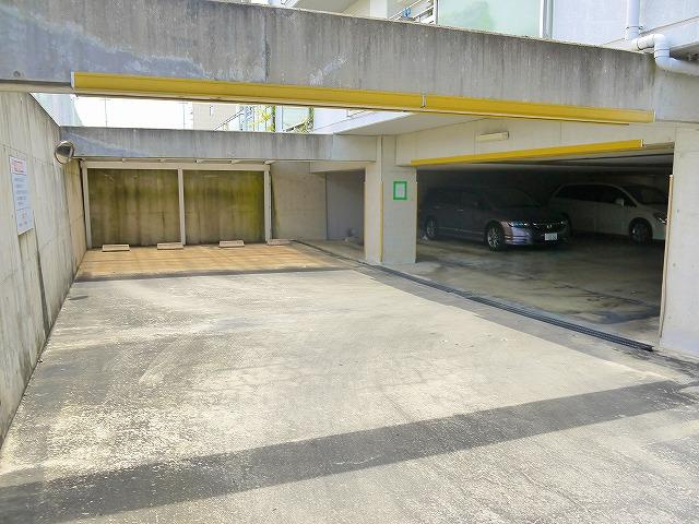 メイプル新大宮の駐車場