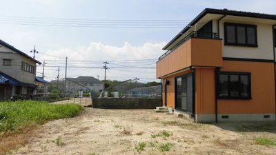 【外観】 | 守山市今浜町2770番1　戸建て | 隣地とも間隔が空いており開放感があります