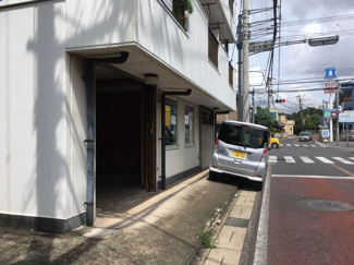 【駐車場】 | 少し段差ありますが建物前に寄せて駐車可能です。