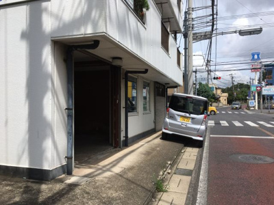【駐車場】 | スカイハイツ | 少し段差ありますが建物前に寄せて駐車可能です。