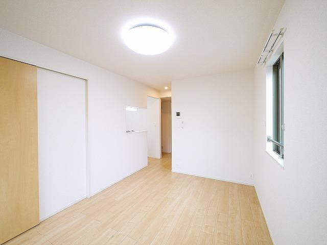 ステラの居間・リビング|シンプルなお部屋は家具の配置もしやすいですね